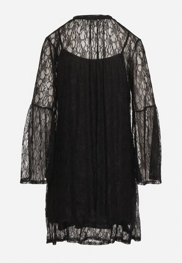 Born2be - Czarna Koronkowa Sukienka o Pudełkowym Kroju z Rozszerzanymi Rękawami i Halką Vertilae. Okazja: na imprezę. Kolor: czarny. Materiał: koronka. Długość rękawa: na ramiączkach. Wzór: koronka. Styl: elegancki