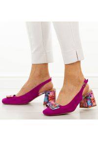 Fuksja skórzane sandały damskie DiA 2012. Okazja: na wesele, na ślub cywilny. Kolor: różowy. Szerokość cholewki: normalna. Wzór: kolorowy, aplikacja. Materiał: skóra, zamsz. Sezon: wiosna, lato. Obcas: na obcasie. Styl: klasyczny, elegancki. Wysokość obcasa: średni #1