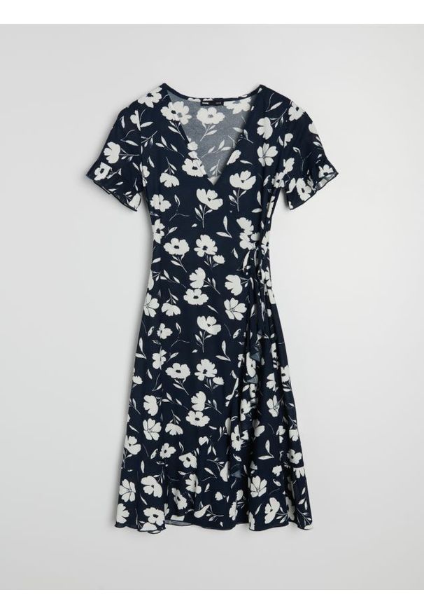 Sinsay - Kopertowa sukienka midi w kwiaty - czarny. Kolor: czarny. Wzór: kwiaty. Typ sukienki: kopertowe. Długość: midi