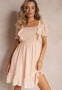 Renee - Beżowa Sukienka Mini z Gumką w Talii i Wiązaniem na Plecach Olitisa. Typ kołnierza: kołnierz z falbankami, dekolt kwadratowy. Kolor: beżowy. Długość: mini