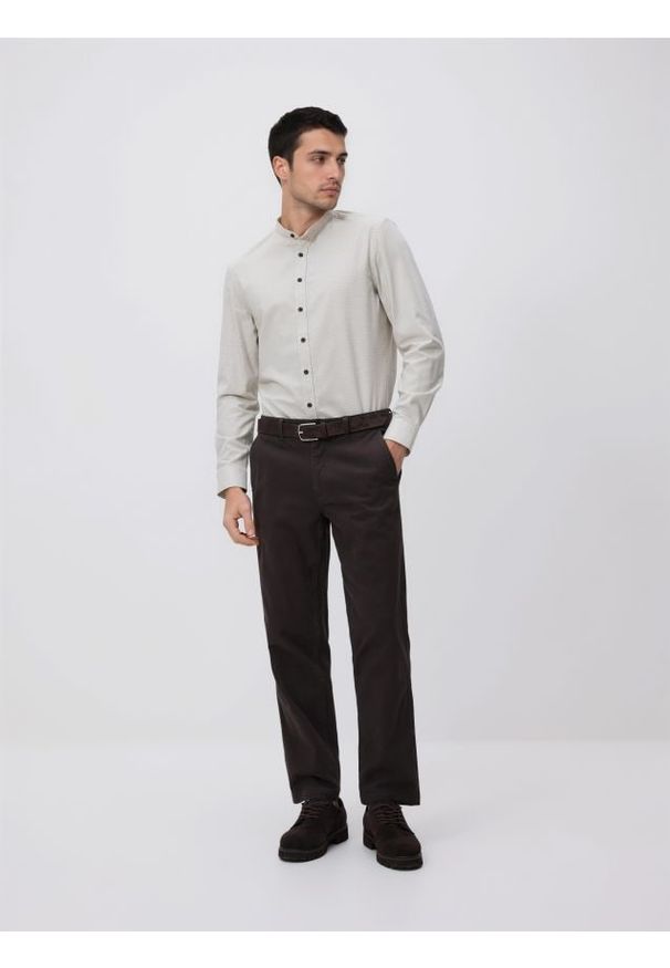 Reserved - Koszula slim fit ze stójką - beżowy. Typ kołnierza: kołnierzyk stójkowy. Kolor: beżowy. Materiał: tkanina, bawełna