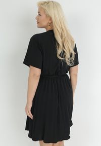 Born2be - Czarna Sukienka z Kopertowym Dekoltem Wiązanym Paskiem i Gumką w Pasie Vung. Kolor: czarny. Materiał: materiał. Typ sukienki: kopertowe. Długość: mini #5