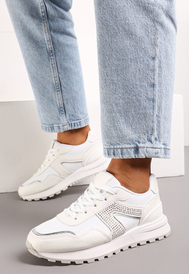 Renee - Białe Sneakersy z Cholewką przed Kostkę z Aplikacją z Cyrkonii Velvettes. Okazja: na spacer. Wysokość cholewki: przed kostkę. Kolor: biały. Szerokość cholewki: normalna. Wzór: aplikacja. Sport: turystyka piesza