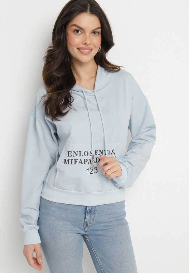 Born2be - Jasnoniebieska Casualowa Bluza z Kapturem i Kieszonką Zelotia. Okazja: na co dzień. Typ kołnierza: kaptur. Kolor: niebieski. Materiał: jeans. Styl: casual