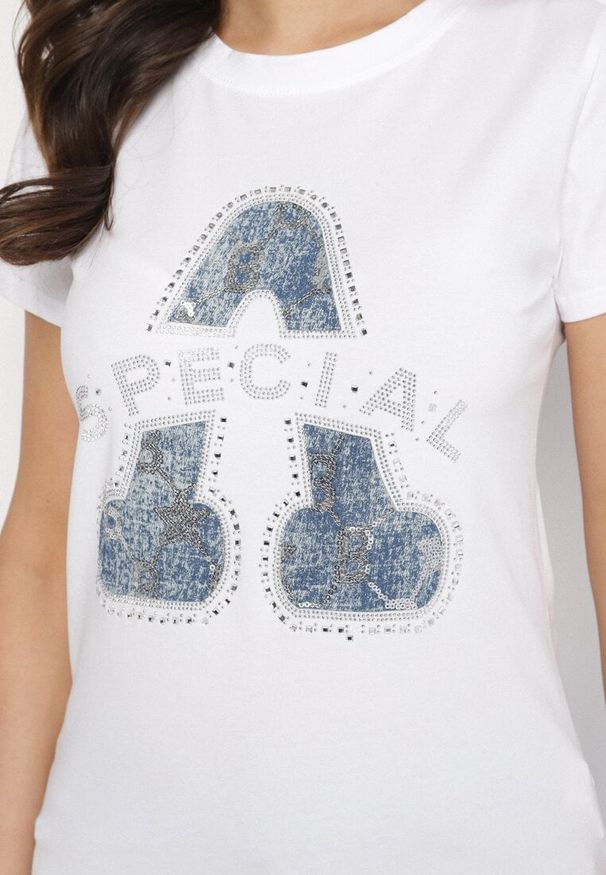 Born2be - Biały Bawełniany T-shirt Ozdobiony Napisem i Cyrkoniami Isnorea. Okazja: na co dzień. Kolor: biały. Materiał: bawełna. Wzór: aplikacja, napisy. Styl: glamour, casual