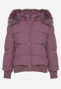 Born2be - Fioletowa Pikowana Kurtka z Szerokimi Ściągaczami i Ozdobnym Futrem przy Kapturze Inandria. Okazja: do pracy, na co dzień, na spotkanie biznesowe. Kolor: fioletowy. Materiał: futro. Długość rękawa: długi rękaw. Długość: długie. Styl: klasyczny, casual, elegancki, biznesowy #5