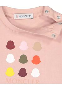 MONCLER KIDS - Różowa koszulka z nadrukami 0-2 lat. Kolor: fioletowy, różowy, wielokolorowy. Materiał: bawełna. Długość rękawa: długi rękaw. Długość: długie. Wzór: nadruk. Sezon: lato. Styl: klasyczny