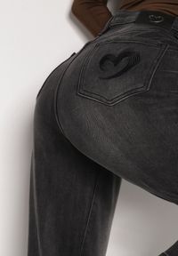 Born2be - Szare Jeansy o Kroju Mom Fit z Wysokim Stanem Ralerra. Okazja: na co dzień. Stan: podwyższony. Kolor: szary. Wzór: gładki. Styl: casual, elegancki