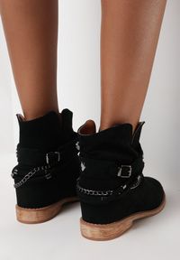 Born2be - Czarne Botki z Ukrytą Koturną Gianna. Okazja: na co dzień. Zapięcie: bez zapięcia. Kolor: czarny. Szerokość cholewki: normalna. Wzór: aplikacja. Obcas: na koturnie. Styl: casual #2
