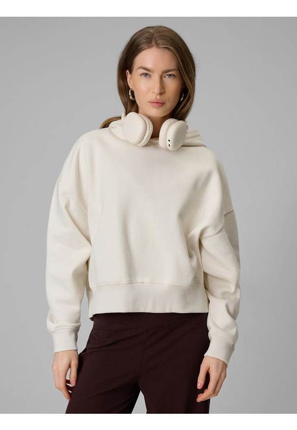 4f - 4F Bluza dresowa regular z kapturem damska - biała L. Okazja: na co dzień, do domu. Typ kołnierza: kaptur. Kolor: biały. Materiał: dresówka. Styl: casual