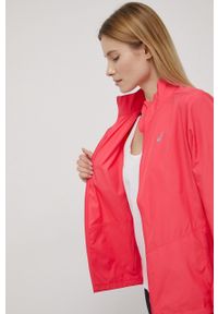 Asics kurtka sportowa kolor różowy przejściowa. Kolor: różowy. Materiał: materiał. Styl: sportowy #5