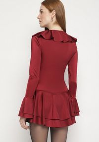Born2be - Bordowa Taliowana Sukienka Zdobiona Falbankami Tiraneda. Okazja: na imprezę. Typ kołnierza: kołnierz z falbankami. Kolor: czerwony. Wzór: aplikacja. Typ sukienki: proste. Styl: elegancki #6