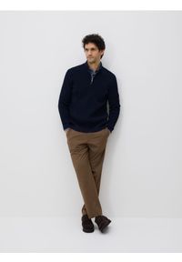 Reserved - Sweter z rozpinaną stójką - granatowy. Typ kołnierza: kołnierzyk stójkowy. Kolor: niebieski. Materiał: bawełna, dzianina