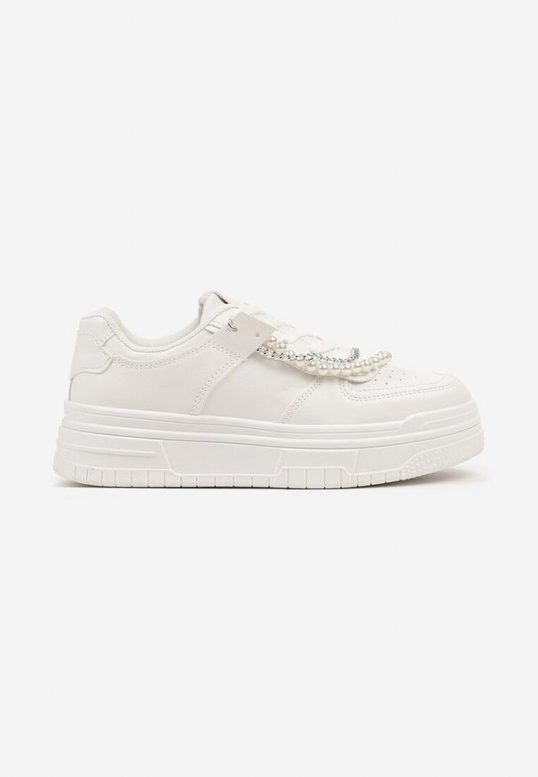 Renee - Białe Sneakersy na Platformie Wykończone Koralikami i Łańcuszkami Milandra. Okazja: na co dzień. Kolor: biały. Materiał: jeans. Wzór: aplikacja. Obcas: na platformie