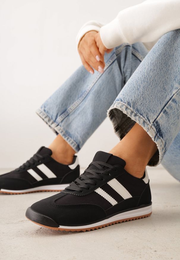 Born2be - Czarne Sneakersy z Geometrycznym Motywem Jannata. Okazja: na co dzień. Kolor: czarny. Materiał: jeans, dresówka. Wzór: geometria