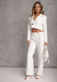 Renee - Białe Spodnie Garniturowe na Kant VICES Zdobione Zapięciem z Klamrą Azisore. Okazja: na imprezę. Kolor: biały. Materiał: skóra, jedwab. Wzór: aplikacja #1