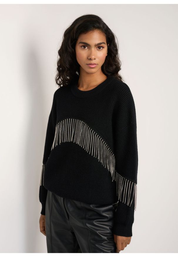 Ochnik - Czarny sweter damski z aplikacją. Kolor: czarny. Materiał: materiał. Długość: długie. Wzór: aplikacja