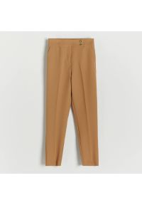 Reserved - Eleganckie spodnie z kantem - Beżowy. Kolor: beżowy. Styl: elegancki #1