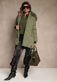 Renee - Ciemnozielona Kurtka z Pikowanymi Przeszyciami i Kapturem z Futrem Guira. Kolor: zielony. Materiał: futro #3