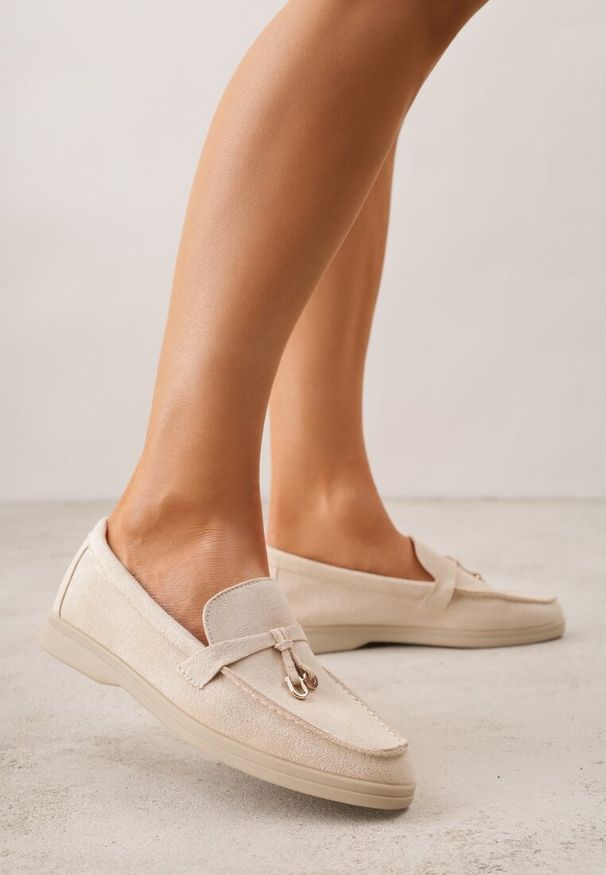 Renee - Beżowe Mokasyny z Imitacji Zamszu Zdobione Zawieszką i Przeszyciem Aezoris. Okazja: na co dzień. Kolor: beżowy. Materiał: zamsz. Wzór: aplikacja. Styl: casual, elegancki