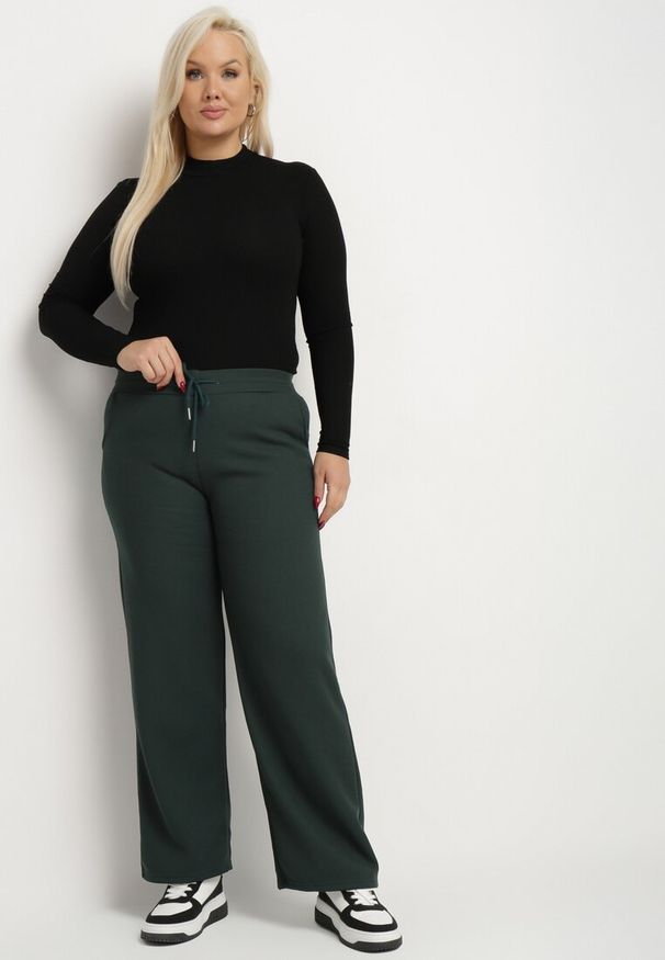 Born2be - Ciemnozielone Ocieplane Spodnie Dresowe z Szeroką Nogawką i Wysokim Stanem Sevissa. Okazja: na co dzień. Stan: podwyższony. Kolekcja: plus size. Kolor: zielony. Materiał: dresówka. Styl: elegancki, casual