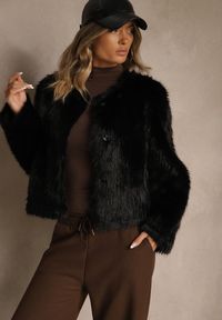 Renee - Czarna Kurtka Futerko o Prostym Fasonie z Okrągłym Dekoltem Iddane. Okazja: na imprezę, na co dzień. Kolor: czarny. Materiał: futro. Styl: wizytowy, casual, elegancki #2