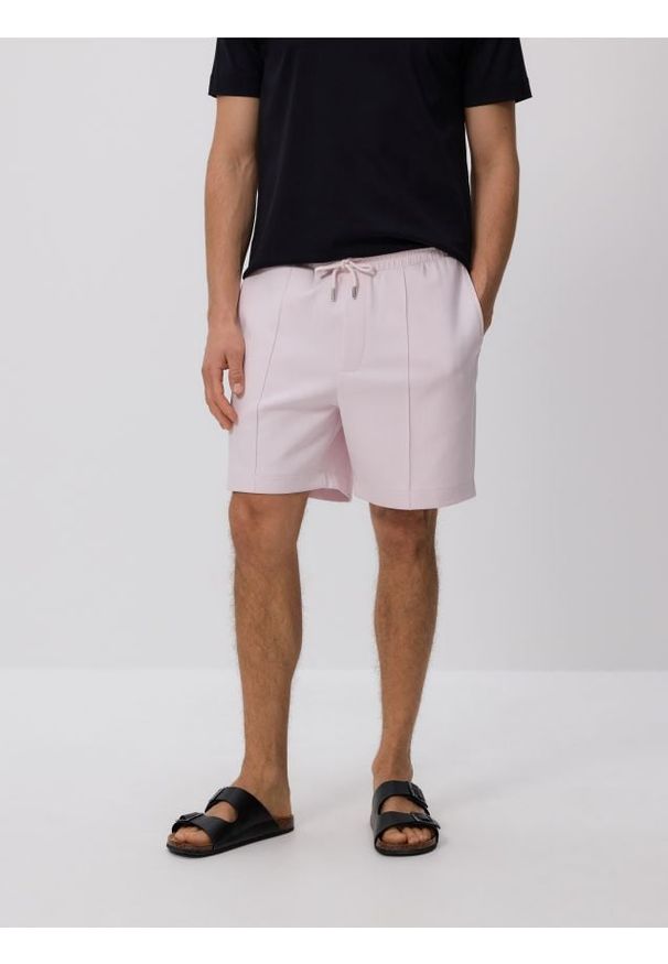 Reserved - Szorty comfort z przeszyciami - fioletowy. Kolor: fioletowy. Materiał: bawełna, dzianina