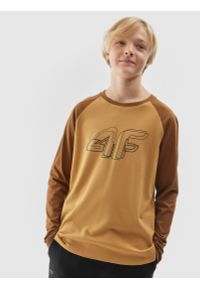 4f - Longsleeve z nadrukiem chłopięcy - brązowy. Kolor: brązowy. Materiał: bawełna, dzianina, elastan. Długość rękawa: długi rękaw. Wzór: nadruk