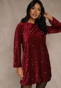 Renee - Czerwona Sukienka z Odkrytymi Plecami z Kokardą Zdobiona Cekinami Carilyera. Okazja: na imprezę. Typ kołnierza: kokarda. Kolor: czerwony. Materiał: wiskoza, elastan. Wzór: aplikacja. Styl: wizytowy, klasyczny #3