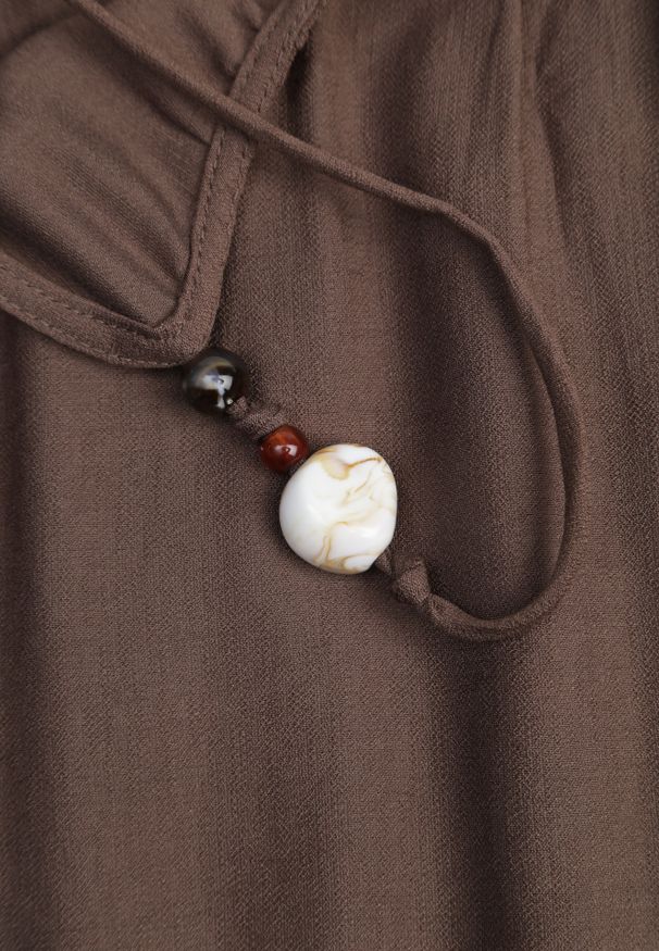 Renee - Ciemnobrązowa Wiskozowa Sukienka Boho o Pudełkowym Kroju na Ramiączkach z Koralikami Aleino. Okazja: na co dzień. Kolekcja: plus size. Kolor: brązowy. Materiał: wiskoza. Długość rękawa: na ramiączkach. Typ sukienki: dla puszystych. Styl: boho