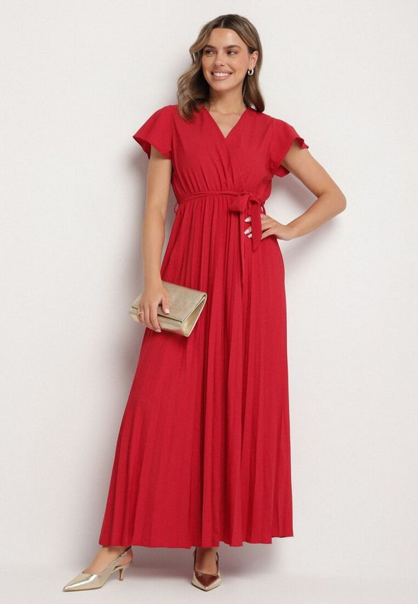 Born2be - Bordowa Elegancka Sukienka Maxi w Plisy z Kopertowym Dekoltem i Wiązaniem Thessi. Kolor: czerwony. Sezon: lato. Typ sukienki: kopertowe. Styl: elegancki. Długość: maxi