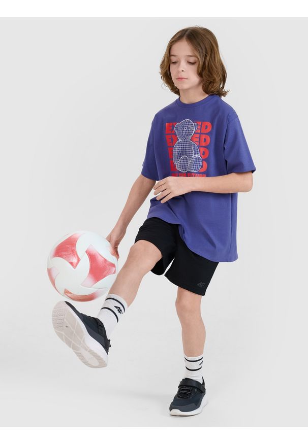 4f - 4F T-shirt oversize z nadrukiem chłopięcy - fioletowy 158 (12-13 lat). Okazja: na co dzień. Kolor: fioletowy. Materiał: dzianina, bawełna, jersey. Długość rękawa: krótki rękaw. Długość: krótkie. Wzór: nadruk. Sezon: lato. Styl: klasyczny, sportowy, casual