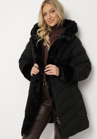 Born2be - Czarna Pikowana Kurtka Zimowa z Paskiem i Futerkowymi Obszyciami z Możliwością Odpięcia Hedirra. Okazja: na co dzień. Kolor: czarny. Materiał: futro, jeans. Długość rękawa: długi rękaw. Długość: długie. Sezon: zima. Styl: casual, elegancki #7