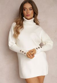 Renee - Biały Golf Dzianinowy z Długim Rękawem i Guzikami Sel. Typ kołnierza: golf. Kolor: biały. Materiał: dzianina. Długość rękawa: długi rękaw. Długość: długie. Wzór: aplikacja