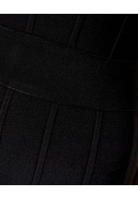 HERVE LEGER - Czarna sukienka midi. Okazja: na wesele, na imprezę, na ślub cywilny. Kolor: czarny. Materiał: materiał. Długość rękawa: na ramiączkach. Styl: klasyczny. Długość: midi #8