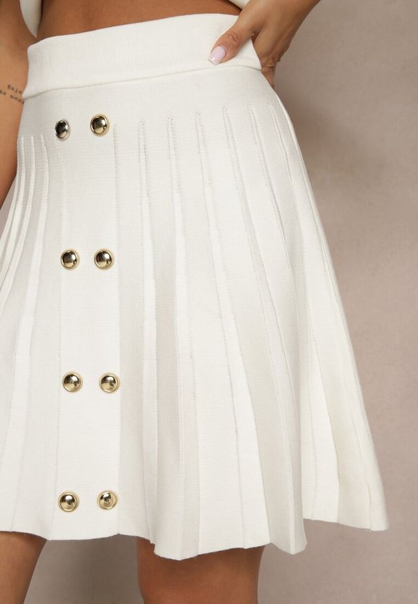 Renee - Biała Spódnica Plisowana z Wiskozą High Waist i Guzikami Natolira. Okazja: na co dzień. Stan: podwyższony. Kolor: biały. Materiał: wiskoza. Styl: casual, elegancki