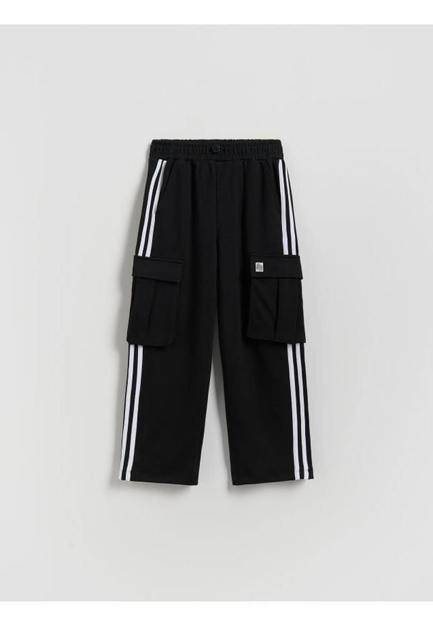 Reserved - Spodnie wide leg cargo z lampasami - czarny. Kolor: czarny. Materiał: dzianina, bawełna
