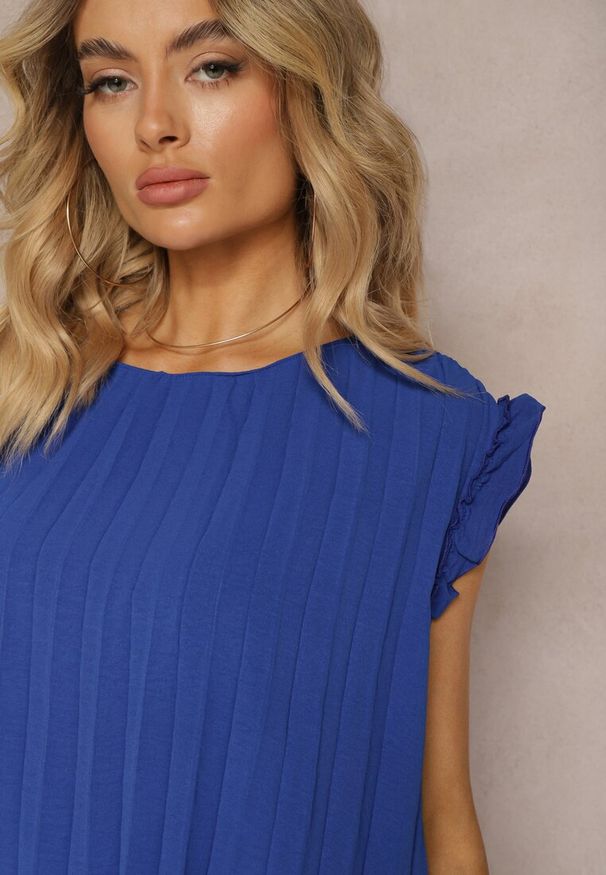 Renee - Granatowy Plisowany Top Koszulka z Krótkim Rękawem Meavina. Okazja: na co dzień. Kolor: niebieski. Materiał: materiał. Długość rękawa: krótki rękaw. Długość: krótkie. Styl: casual, elegancki, wizytowy