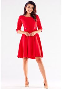 Awama - Elegancka sukienka rozkloszowana z ozdobnymi guzikami czerwona. Okazja: do pracy. Kolor: czerwony. Styl: elegancki #2