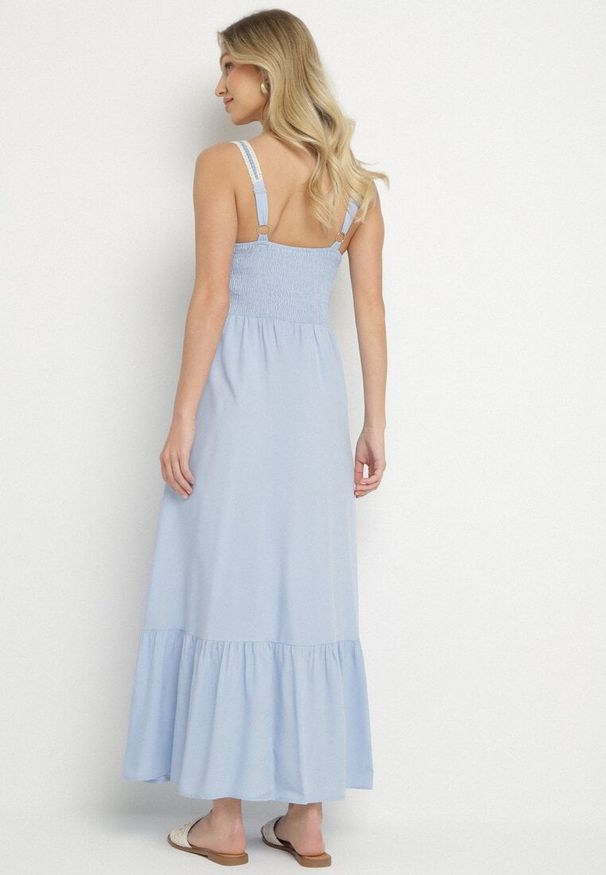 Born2be - Niebieska Sukienka Rozkloszowana na Ramiączkach z Wiskozy Ozdobiona Haftami Efradea. Okazja: na co dzień. Kolor: niebieski. Materiał: wiskoza. Długość rękawa: na ramiączkach. Wzór: aplikacja, haft. Styl: casual, klasyczny