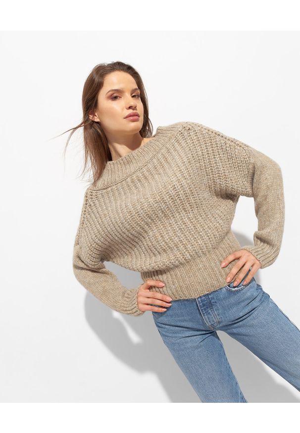 JOANNA MUZYK - Beżowy sweter Laura. Kolor: beżowy. Materiał: dzianina, prążkowany