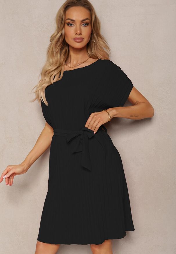 Renee - Czarna Casualowa Plisowana Sukienka Wiązana w Talii Paskiem Biozetta. Okazja: na co dzień. Kolor: czarny. Materiał: jeans, tkanina. Typ sukienki: proste, sportowe. Styl: casual