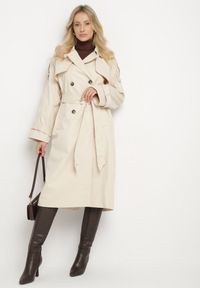 Born2be - Beżowy Dwurzędowy Płaszcz Trencz z Wiązanym Paskiem Rozcięciem i Klapą Terezi. Okazja: na co dzień. Kolor: beżowy. Materiał: jeans. Styl: casual, elegancki, klasyczny #2
