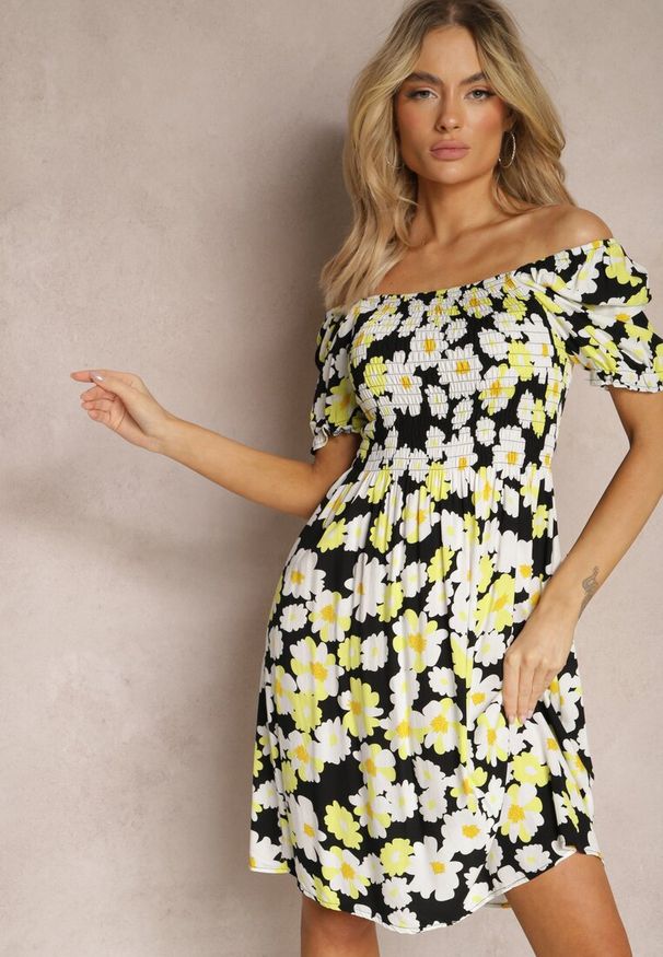 Renee - Czarno-Żółta Sukienka z Wiskozy Midi z Kwadratowym Dekoltem i Wzorem w Kwiaty Narcca. Okazja: na co dzień. Typ kołnierza: dekolt kwadratowy. Kolor: czarny. Materiał: wiskoza. Wzór: kwiaty. Typ sukienki: rozkloszowane. Styl: klasyczny, casual, elegancki. Długość: midi