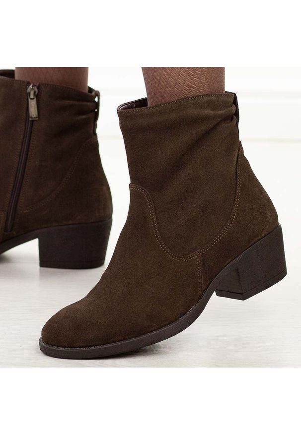 Czekoladowe zimowe Polskie kowbojki damskie Gregors 869. Okazja: do pracy. Kolor: brązowy. Materiał: zamsz, skóra. Szerokość cholewki: normalna. Sezon: zima. Obcas: na obcasie. Styl: elegancki, boho. Wysokość obcasa: średni