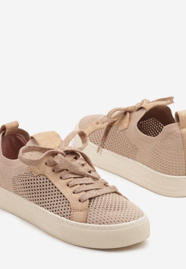 Renee - Różowe Sneakersy Ozdobione Siateczką Varlio. Okazja: na co dzień. Kolor: różowy. Materiał: jeans. Wzór: aplikacja