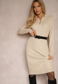 Renee - Jasnobeżowa Sukienka z Wełną i Bawełną Ozdobiona Suwakiem i Kołnierzykiem Leralina. Okazja: na co dzień. Kolor: beżowy. Materiał: bawełna, wełna. Wzór: aplikacja. Typ sukienki: proste. Styl: klasyczny, casual