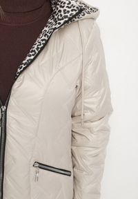 Born2be - Ciemnoszara Pikowana Kurtka z Kapturem i Podszewką w Panterkę Felandre. Okazja: na co dzień, na spacer. Typ kołnierza: kaptur. Kolekcja: plus size. Kolor: szary. Materiał: jeans. Wzór: motyw zwierzęcy. Styl: klasyczny, casual #4