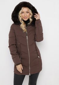 Born2be - Brązowa Kurtka Płaszcz z Pikowaniem i Futrzanym Kapturem Navimesa. Kolor: brązowy. Materiał: futro #5