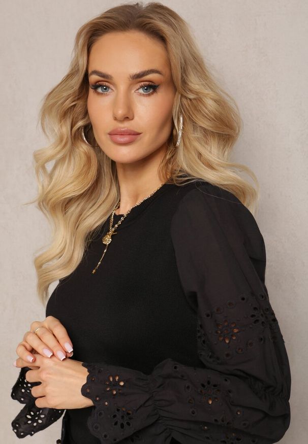 Renee - Czarny Sweter z Ozdobnym Haftem i Ażurowym Rękawem Anulika. Kolor: czarny. Materiał: wiskoza. Wzór: ażurowy, haft. Sezon: zima, jesień